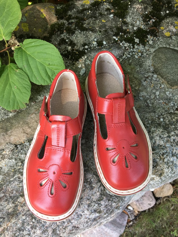 Raudoni sandalai 