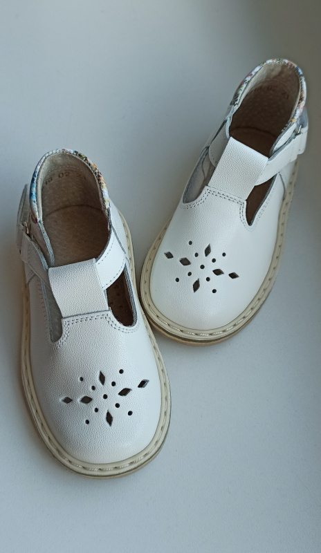 Balti sandaliukai su spalvotomis detalėmis 